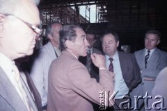 1.06.1988, Warszawa, Polska.
Wizyta pełnomocnika ZSRR ds. budowy metra w Warszawie (2. od prawej) na terenie budowy tunelu I linii metra. 3. od prawej Tadeusz Romanowski - wicedyrektor Metroprojektu i generalny projektant I linii metra w Warszawie.
Fot. Edward Grochowicz, zbiory Ośrodka KARTA