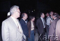 1.06.1988, Warszawa, Polska.
Wizyta pełnomocnika ZSRR ds. budowy metra w Warszawie (4. od lewej) na terenie budowy tunelu I linii metra.
Fot. Edward Grochowicz, zbiory Ośrodka KARTA