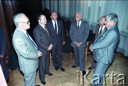 1.06.1988, Warszawa, Polska.
Spotkanie z pełnomocnikiem ZSRR ds. budowy metra w Warszawie (2. od lewej). 2. od prawej Jerzy Brzostek - generalny dyrektor Generalnej Dyrekcji Budowy Metra.
Fot. Edward Grochowicz, zbiory Ośrodka KARTA