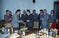 1.06.1988, Warszawa, Polska.
Spotkanie z pełnomocnikiem ZSRR ds. budowy metra w Warszawie (2. od lewej), ściska dłoń Jerzego Majewskiego – pełnomocnika rządu ds. budowy metra. 1. od lewej Tadeusz Romanowski - wicedyrektor Metroprojektu i generalny projektant I linii metra w Warszawie.
Fot. Edward Grochowicz, zbiory Ośrodka KARTA