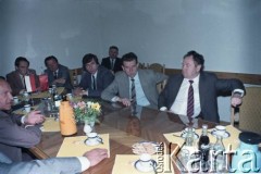 1.06.1988, Warszawa, Polska.
Spotkanie z pełnomocnikiem ZSRR ds. budowy metra w Warszawie (1. od prawej). Obok Jerzy Majewski – pełnomocnik rządu ds. budowy metra. 1. od lewej Jerzy Brzostek - generalny dyrektor Generalnej Dyrekcji Budowy Metra.
Fot. Edward Grochowicz, zbiory Ośrodka KARTA