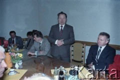 1.06.1988, Warszawa, Polska.
Spotkanie z pełnomocnikiem ZSRR ds. budowy metra w Warszawie (stoi). Po jego prawej stronie Jerzy Majewski – pełnomocnik rządu ds. budowy metra.
Fot. Edward Grochowicz, zbiory Ośrodka KARTA