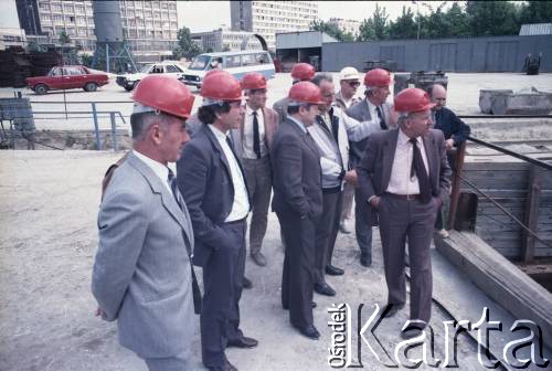 1.06.1988, Warszawa, Polska.
Wizyta pełnomocnika ZSRR ds. budowy metra w Warszawie (4. od lewej) na terenie budowy I linii metra. 3. od lewej Tadeusz Romanowski - wicedyrektor Metroprojektu i generalny projektant I linii metra w Warszawie. 1. od prawej Jerzy Brzostek - generalny dyrektor Generalnej Dyrekcji Budowy Metra.
Fot. Edward Grochowicz, zbiory Ośrodka KARTA