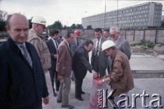 1.06.1988, Warszawa, Polska.
Wizyta pełnomocnika ZSRR ds. budowy metra w Warszawie (5. od prawej) na terenie budowy I linii metra na odcinku Pole Mokotowskie - Politechnika. 4. od prawej Jerzy Majewski – pełnomocnik rządu ds. budowy metra. 2. od lewej Jerzy Twardo - główny inżynier Generalnej Dyrekcji Budowy Metra, 4. od lewej Tadeusz Romanowski - wicedyrektor Metroprojektu i generalny projektant I linii metra w Warszawie.
Fot. Edward Grochowicz, zbiory Ośrodka KARTA
