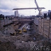 Sierpień 1988, Warszawa, Polska.
Budowa tunelu I linii metra wzdłuż al. Komisji Edukacji Narodowej.
Fot. Edward Grochowicz, zbiory Ośrodka KARTA