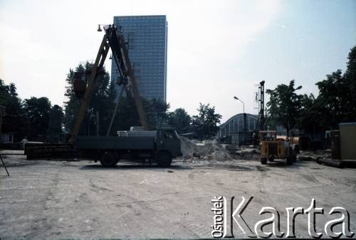 Sierpień 1988, Warszawa, Polska.
Budowa I linii metra, w okolicy stacji Politechnika.
Fot. Edward Grochowiecz, zbiory Ośrodka KARTA
