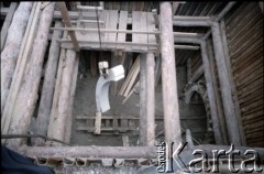 Sierpień 1988, Warszawa, Polska.
Budowa tunelu I linii metra metodą odkrywkową.
Fot. Edward Grochowicz, zbiory Ośrodka KARTA
