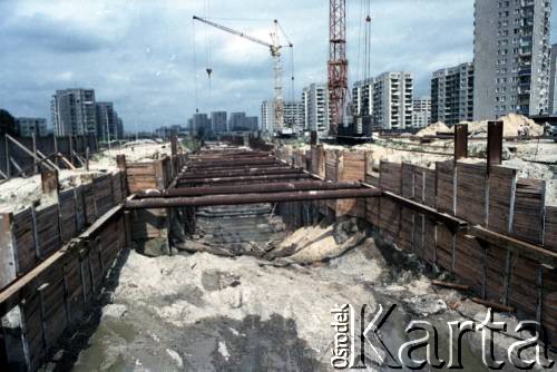 Sierpień 1988, Warszawa, Polska.
Budowa tunelu I linii metra wzdłuż al. Komisji Edukacji Narodowej.
Fot. Edward Grochowicz, zbiory Ośrodka KARTA