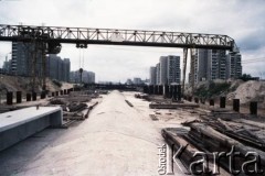 Sierpień 1988, Warszawa, Polska.
Budowa tunelu I linii metra wzdłuż al. Komisji Edukacji Narodowej.
Fot. Edward Grochowicz, zbiory Ośrodka KARTA