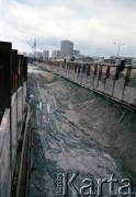 Sierpień 1988, Warszawa, Polska.
Budowa tunelu I linii metra wzdłuż al. Komisji Edukacji Narodowej.
Fot. Edward Grochowicz, zbiory Ośrodka KARTA