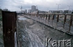 Sierpień 1988, Warszawa, Polska.
Budowa tunelu I linii metra wzdłuż al. Komisji Edukacji Narodowej.
Fot. Edward Grochowicz, zbiory Ośrodka KARTA