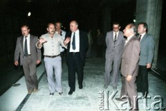 9.09.1988, Warszawa, Polska.
Wizyta przedstawiciela ambasady ZSRR w Polsce (3. z lewej) na terenie budowy I linii metra. 2. z prawej Jerzy Brzostek - generalny dyrektor Generalnej Dyrekcji Budowy Metra, 3. z prawej Jerzy Majewski - pełnomocnik rządu ds. budowy metra w Warszawie.
Fot. Edward Grochowicz, zbiory Ośrodka KARTA
