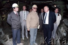 9.09.1988, Warszawa, Polska.
Wizyta przedstawiciela ambasady ZSRR w Polsce (1. z prawej w 1 rzędzie) na terenie budowy I linii metra. Obok stoi prawdopodobnie Jerzy Twardo - główny inżynier Generalnej Dyrekcji Budowy Metra.
Fot. Edward Grochowicz, zbiory Ośrodka KARTA