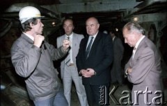 9.09.1988, Warszawa, Polska.
Wizyta przedstawiciela ambasady ZSRR w Polsce (2. z prawej) na terenie budowy I linii metra. 1. z prawej Jerzy Brzostek - generalny dyrektor Generalnej Dyrekcji Budowy Metra.
Fot. Edward Grochowicz, zbiory Ośrodka KARTA