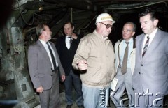 9.09.1988, Warszawa, Polska.
Wizyta przedstawiciela ambasady ZSRR w Polsce na terenie budowy I linii metra. Jerzy Twardo - główny inżynier Generalnej Dyrekcji Budowy Metra.
Fot. Edward Grochowicz, zbiory Ośrodka KARTA