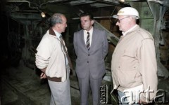 9.09.1988, Warszawa, Polska.
Wizyta przedstawiciela ambasady ZSRR w Polsce na terenie budowy I linii metra. Od prawej: prawdopodobnie Jerzy Twardo - główny inżynier Generalnej Dyrekcji Budowy Metra, Jerzy Majewski - pełnomocnik rządu ds. budowy metra w Warszawie, NN.
Fot. Edward Grochowicz, zbiory Ośrodka KARTA