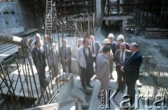 9.09.1988, Warszawa, Polska.
Wizyta przedstawiciela ambasady ZSRR w Polsce (1. z prawej) na terenie budowy I linii metra. Obok stoją Jerzy Brzostek - generalny dyrektor Generalnej Dyrekcji Budowy Metra, prawdopodobnie Jerzy Twardo - główny inżynier Generalnej Dyrekcji Budowy Metra i Jerzy Majewski - pełnomocnik rządu ds. budowy metra w Warszawie.
Fot. Edward Grochowicz, zbiory Ośrodka KARTA