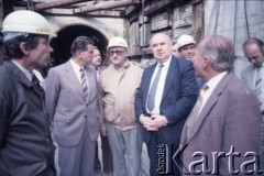 9.09.1988, Warszawa, Polska.
Wizyta przedstawiciela ambasady ZSRR w Polsce na terenie budowy I linii metra. Od prawej stoją: Jerzy Brzostek - generalny dyrektor Generalnej Dyrekcji Budowy Metra, przedstawiciel ambasady ZSRR, prawdopodobnie Jerzy Twardo - główny inżynier Generalnej Dyrekcji Budowy Metra i Jerzy Majewski - pełnomocnik rządu ds. budowy metra w Warszawie.
Fot. Edward Grochowicz, zbiory Ośrodka KARTA