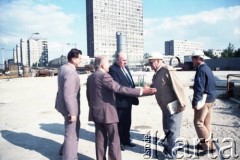 9.09.1988, Warszawa, Polska.
Wizyta przedstawiciela ambasady ZSRR w Polsce na terenie budowy I linii metra przy stacji Politechnika. Od lewej: Jerzy Majewski - pełnomocnik rządu ds. budowy metra w Warszawie, Jerzy Brzostek - generalny dyrektor Generalnej Dyrekcji Budowy Metra, przedstawiciel ambasady ZSRR, prawdopodobnie Jerzy Twardo - główny inżynier Generalnej Dyrekcji Budowy Metra.
Fot. Edward Grochowicz, zbiory Ośrodka KARTA