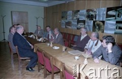9.09.1988, Warszawa, Polska.
Wizyta przedstawiciela ambasady ZSRR w Polsce  (1. z lewej) na terenie budowy I linii metra. 4. z prawej Jerzy Brzostek - generalny dyrektor Generalnej Dyrekcji Budowy Metra.
Fot. Edward Grochowicz, zbiory Ośrodka KARTA
