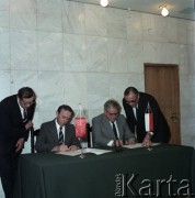 Marzec 1989, Warszawa, Polska.
Podpisanie umowy na dostawę wagonów serii 81 wyprodukowanych w ZSRR dla warszawskiego metra.
Fot. Edward Grochowicz, zbiory Ośrodka KARTA