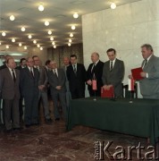 Marzec 1989, Warszawa, Polska.
Podpisanie umowy na dostawę wagonów serii 81 wyprodukowanych w ZSRR dla warszawskiego metra. 1. z lewej Jerzy Brzostek - generalny dyrektor Generalnej Dyrekcji Budowy Metra, 3. od prawej przedstawiciel ambasady ZSRR w Polsce, 4. od prawej Jerzy Majewski - pełnomocnik rządu ds. budowy metra.
Fot. Edward Grochowicz, zbiory Ośrodka KARTA