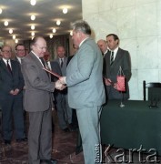 Marzec 1989, Warszawa, Polska.
Podpisanie umowy na dostawę wagonów serii 81 wyprodukowanych w ZSRR dla warszawskiego metra. Na pierwszym planie po lewej stronie Jerzy Brzostek - generalny dyrektor Generalnej Dyrekcji Budowy Metra.
Fot. Edward Grochowicz, zbiory Ośrodka KARTA