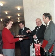 Marzec 1989, Warszawa, Polska.
Bankiet po podpisaniu umowy na dostawę wagonów produkcji radzieckiej (seria 81) dla warszawskiego metra. 2. od lewej Jerzy Majewski - pełnomocnik rządu ds. budowy metra w Warszawie, obok przedstawiciel ambasady ZSRR w Polsce.
Fot. Edward Grochowicz, zbiory Ośrodka KARTA