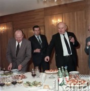 Marzec 1989, Warszawa, Polska.
Bankiet po podpisaniu umowy na dostawę wagonów produkcji radzieckiej (seria 81) dla warszawskiego metra.  Od lewej: Jerzy Brzostek - generalny dyrektor Generalnej Dyrekcji Budowy Metra, Jerzy Majewski - pełnomocnik rządu ds. budowy metra w Warszawie, przedstawiciel ambasady ZSRR w Polsce.
Fot. Edward Grochowicz, zbiory Ośrodka KARTA
