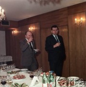 Marzec 1989, Warszawa, Polska.
Bankiet po podpisaniu umowy na dostawę wagonów produkcji radzieckiej (seria 81) dla warszawskiego metra. Od lewej: Jerzy Brzostek - generalny dyrektor Generalnej Dyrekcji Budowy Metra, Jerzy Majewski - pełnomocnik rządu ds. budowy metra w Warszawie.
Fot. Edward Grochowicz, zbiory Ośrodka KARTA