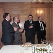 Marzec 1989, Warszawa, Polska.
Bankiet po podpisaniu umowy na dostawę wagonów produkcji radzieckiej (seria 81) dla warszawskiego metra.  Od lewej: NN, Jerzy Brzostek - generalny dyrektor Generalnej Dyrekcji Budowy Metra, Jerzy Majewski - pełnomocnik rządu ds. budowy metra w Warszawie, przedstawiciel ambasady ZSRR w Polsce.
Fot. Edward Grochowicz, zbiory Ośrodka KARTA