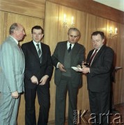 Marzec 1989, Warszawa, Polska.
Bankiet po podpisaniu umowy na dostawę wagonów produkcji radzieckiej (seria 81) dla warszawskiego metra. 2. od lewej Jerzy Majewski - pełnomocnik rządu ds. budowy metra w Warszawie.
Fot. Edward Grochowicz, zbiory Ośrodka KARTA