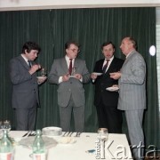 Marzec 1989, Warszawa, Polska.
Bankiet po podpisaniu umowy na dostawę wagonów produkcji radzieckiej (seria 81) dla warszawskiego metra.
Fot. Edward Grochowicz, zbiory Ośrodka KARTA