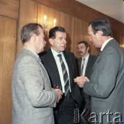 Marzec 1989, Warszawa, Polska.
Bankiet po podpisaniu umowy na dostawę wagonów produkcji radzieckiej (seria 81) dla warszawskiego metra. 2. od lewej Jerzy Majewski - pełnomocnik rządu ds. budowy metra w Warszawie.
Fot. Edward Grochowicz, zbiory Ośrodka KARTA