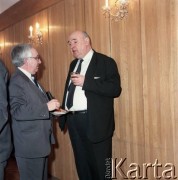 Marzec 1989, Warszawa, Polska.
Bankiet po podpisaniu umowy na dostawę wagonów produkcji radzieckiej (seria 81) dla warszawskiego metra. Po prawej przedstawiciel ambasady ZSRR w Polsce.
Fot. Edward Grochowicz, zbiory Ośrodka KARTA