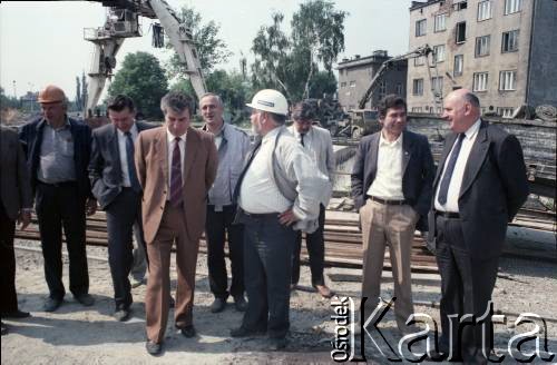 Maj 1989, Warszawa, Polska.
Wizyta ambasadora ZSRR w Polsce Władimira Brownikowa (3. od lewej) na terenie budowy I linii metra. 2. od lewej Jerzy Majewski - pełnomocnik rządu ds. budowy metra w Warszawie.
Fot. Edward Grochowicz, zbiory Ośrodka KARTA