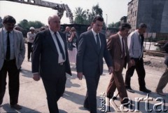 Maj 1989, Warszawa, Polska.
Wizyta ambasadora ZSRR w Polsce Władimira Brownikowa (2. od prawej) na terenie budowy I linii metra. W 1. rzędzie 2. od lewej Jerzy Majewski - pełnomocnik rządu ds. budowy metra w Warszawie.
Fot. Edward Grochowicz, zbiory Ośrodka KARTA