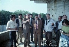 Maj 1989, Warszawa, Polska.
Wizyta ambasadora ZSRR w Polsce Władimira Brownikowa (3. z lewej w 1. rzędzie) na terenie budowy Stacji Techniczno-Postojowej I linii metra na Kabatach. Na nim, po lewej stronie, Jerzy Majewski - pełnomocnik rządu ds. budowy metra w Warszawie.
Fot. Edward Grochowicz, zbiory Ośrodka KARTA