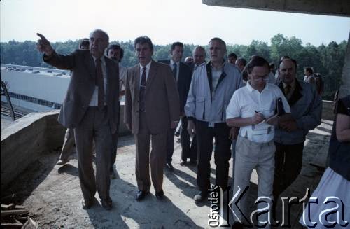 Maj 1989, Warszawa, Polska.
Wizyta ambasadora ZSRR w Polsce Władimira Brownikowa (2. z lewej w 1. rzędzie) na terenie budowy Stacji Techniczno-Postojowej I linii metra na Kabatach. Na nim, le prawej stronie, Jerzy Majewski - pełnomocnik rządu ds. budowy metra w Warszawie.
Fot. Edward Grochowicz, zbiory Ośrodka KARTA