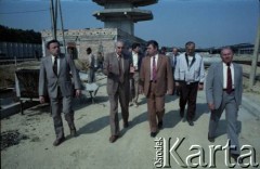Maj 1989, Warszawa, Polska.
Wizyta ambasadora ZSRR w Polsce Władimira Brownikowa (3. z lewej) na terenie budowy I linii metra. 1 z prawej idzie Jerzy Brzostek - generalny dyrektor Generalnej Dyrekcji Budowy Metra. W tle widać budowę nastawni Stacji Techniczno-Postojowej Kabaty.
Fot. Edward Grochowicz, zbiory Ośrodka KARTA