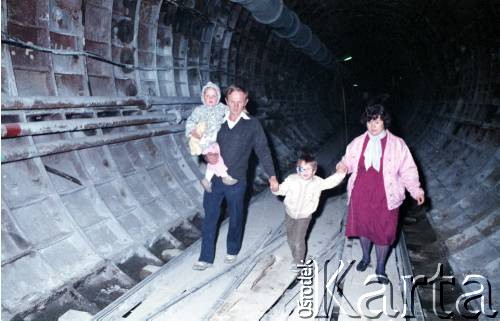 18.09.1989, Warszawa, Polska.
Dzień otwarty na budowie I linii metra. Zwiedzanie tunelu.
Fot. Edward Grochowicz, zbiory Ośrodka KARTA