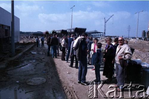 18.09.1989, Warszawa, Polska.
Dzień otwarty na budowie I linii metra. Zwiedzanie Stacji Techniczno-Postojowej 