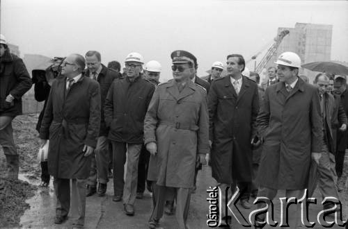 24.09.1985, Warszawa, Polska.
Wizyta przewodniczącego Rady Państwa gen. Wojciecha Jaruzelskiego na terenie budowy I linii metra w Warszawie. W 1. rzędzie od lewej idą: Jerzy Brzostek - generalny dyrektor Generalnej Dyrekcji Budowy Metra, Józef Alfred Zajączkowski - zastępca dyrektora Generalnej Dyrekcji Budowy Metra, gen. Wojciech Jaruzelski, Marian Woźniak - I sekretarz Komitetu Warszawskiego PZPR. 
Fot. Edward Grochowicz, zbiory Ośrodka KARTA