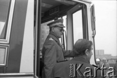 24.09.1985, Warszawa, Polska.
Wizyta przewodniczącego Rady Państwa gen. Wojciecha Jaruzelskiego (1. od lewej) na terenie budowy I linii metra w Warszawie. Obok stoi Marian Woźniak - I sekretarz Komitetu Warszawskiego PZPR.
Fot. Edward Grochowicz, zbiory Ośrodka KARTA