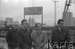 Lata 80., Warszawa, Polska.
Przedstawiciele władz na terenie budowy I linii metra. Od prawej: Jerzy Majewski – pełnomocnik rządu ds. budowy metra,  Tadeusz Romanowski - wicedyrektor Metroprojektu i generalny projektant I linii metra w Warszawie, NN, Józef Alfred Zajączkowski - zastępca dyrektora Generalnej Dyrekcji Budowy Metra.
Fot. Edward Grochowicz, zbiory Ośrodka KARTA
