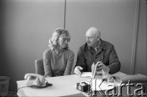 Lata 80., Warszawa, Polska.
Jerzy Twardo - główny inżynier Generalnej Dyrekcji Budowy Metra w gabinecie.
Fot. Edward Grochowicz, zbiory Ośrodka KARTA
