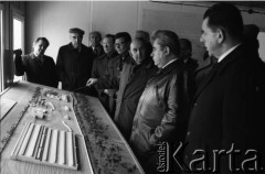 17.04.1986, Warszawa, Polska.
Wizyta Pełnomocnika ZSRR do spraw budowy metra w Warszawie (2. z prawej) na terenie budowy Stacji Techniczno-Postojowej 