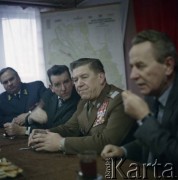 2. połowa lat 80., Warszawa, Polska.
Przedstawiciele władz na terenie budowy I linii metra na odcinku Pole Mokotowskie - Politechnika. 2. od lewej Jerzy Majewski – pełnomocnik rządu ds. budowy metra, obok generał dywizji ludowego Wojska Polskiego.
Fot. Edward Grochowicz, zbiory Ośrodka KARTA