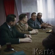 2. połowa lat 80., Warszawa, Polska.
Przedstawiciele władz na terenie budowy I linii metra na odcinku Pole Mokotowskie - Politechnika. Od lewej: Jerzy Majewski – pełnomocnik rządu ds. budowy metra, generał dywizji ludowego Wojska Polskiego, NN, Roman Malinowski – marszałek Sejmu.
Fot. Edward Grochowicz, zbiory Ośrodka KARTA