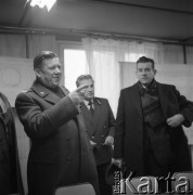 Lata 80., Warszawa, Polska.
Przedstawiciele władz dyskutują na temat budowy I linii metra. 1. od lewej generał dywizji Wojska Polskiego, 1. od prawej Jerzy Majewski – pełnomocnik rządu ds. budowy metra.
Fot. Edward Grochowicz, zbiory Ośrodka KARTA